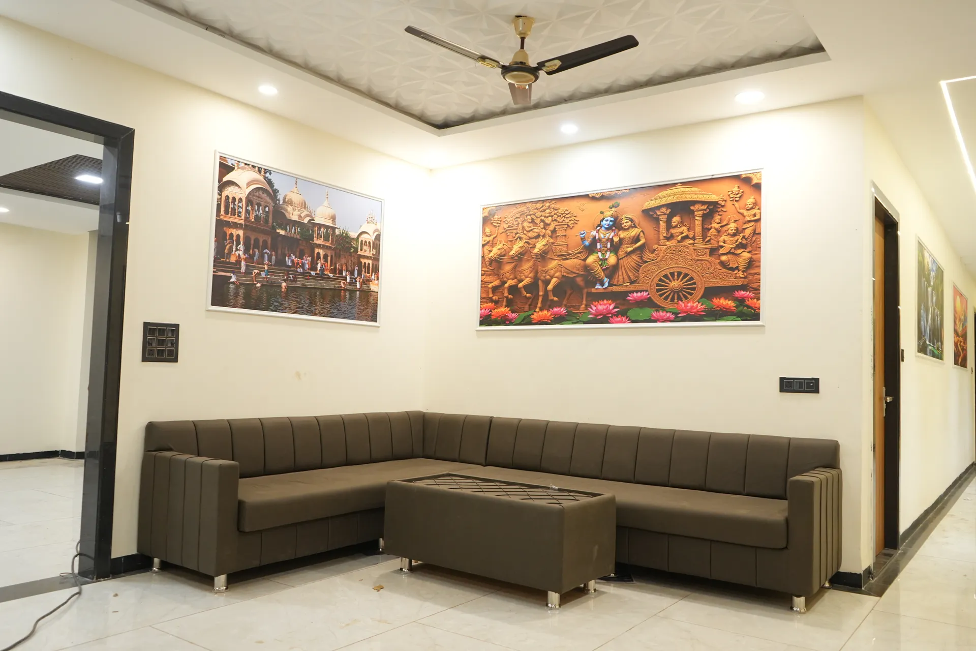 Gallery-sitting